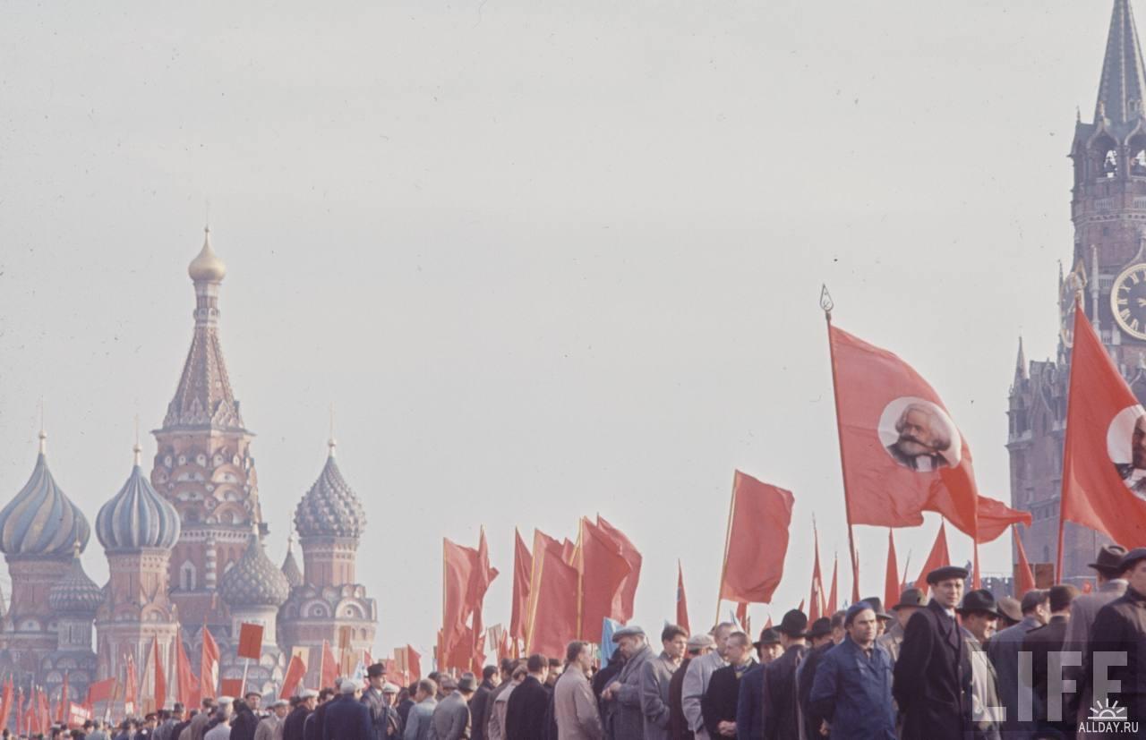 Советский союз 7 ноября. Демонстрация 1 мая в СССР. Первомай парад СССР. Парад 1 мая СССР. 1 Мая шествие СССР.